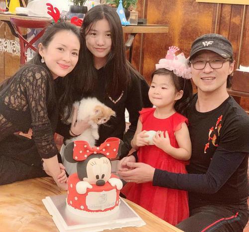 汪峰14岁大女儿近照曝光,就读国际学校,打扮时尚成熟胜过章子怡