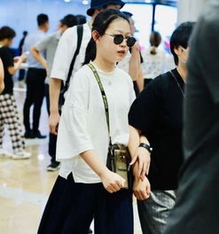 小沈阳一家现身机场,12岁女儿t恤配阔腿裤好漂亮,身高赶超妈妈