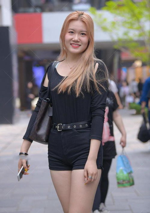 黑色圆领上衣搭配同色系短裤,一身黑色穿搭,帅气迷人