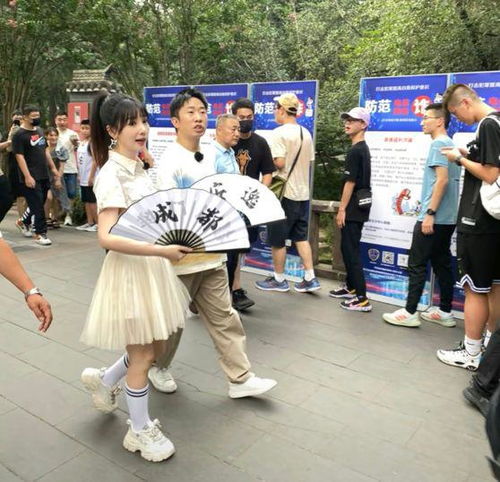 柳岩现身成都街头,41岁了还穿着少女裙,网友看起来毫无违和感