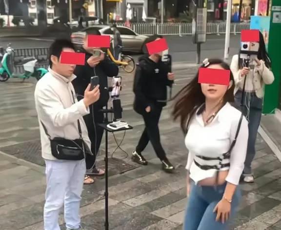 打赏25万的榜一大哥不远千里去看女主播,发现真人不到1米4