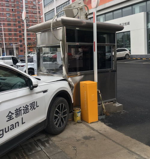 大众途观l试驾中撞击4s店保安亭,网友这又是一次免费的广告