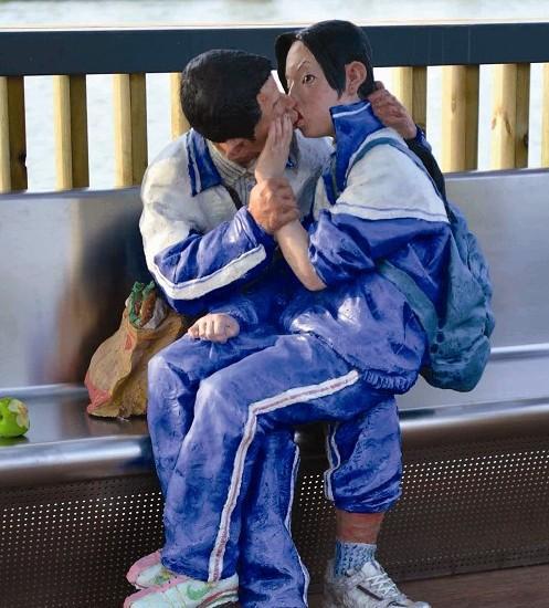 舌吻雕塑雷人丑化的艺术谁买单