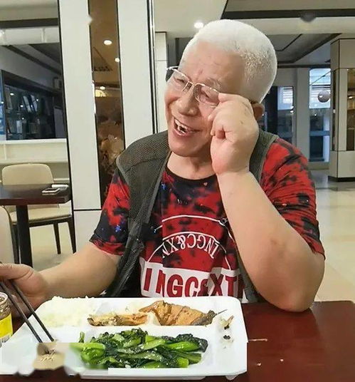 76岁的老戏骨不敢退休,带瘫痪妻子拍戏,财产被儿女瓜分...