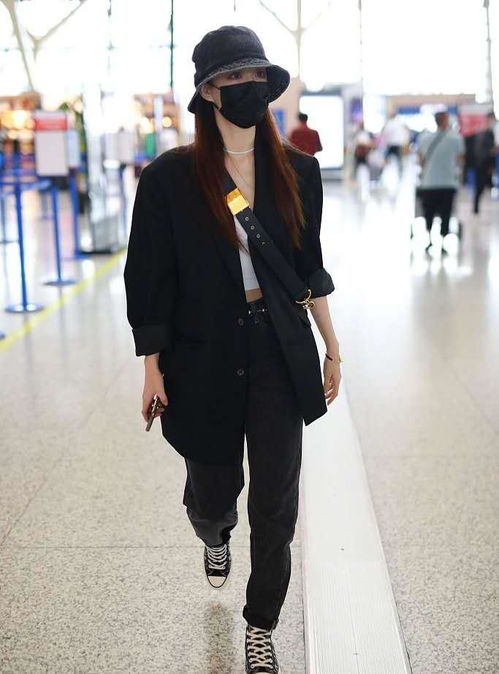 徐璐恢复单身后状态好,一身黑装走机场,露脐装搭西服又酷又美