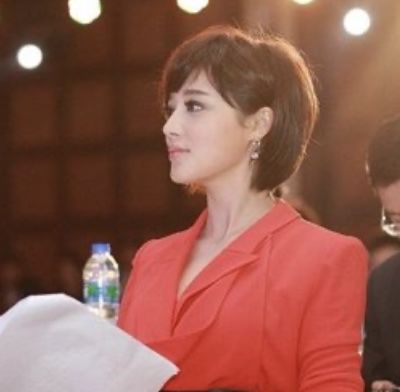 她是央视美女主持和大12岁导演结婚生子,36岁依旧美丽