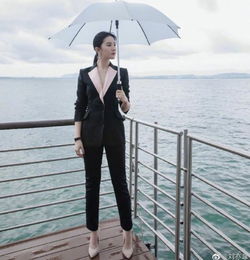 刘亦菲海边晒美照,一身职业装也能穿出仙女范,网友景美人更美