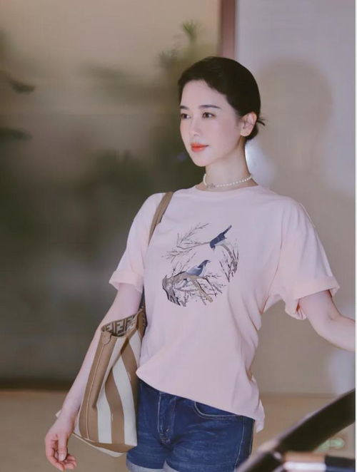 左小青科技美后大回春穿粉色t恤嫩似水蜜桃,只是有点认不出