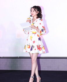 一身碎花连衣裙穿在宋祖儿身上反而不显老,扎波浪头像16岁少女