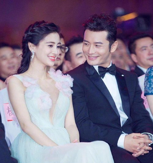 和黄晓明同框带娃后难掩好心情,baby与机器人合影卖萌超可爱