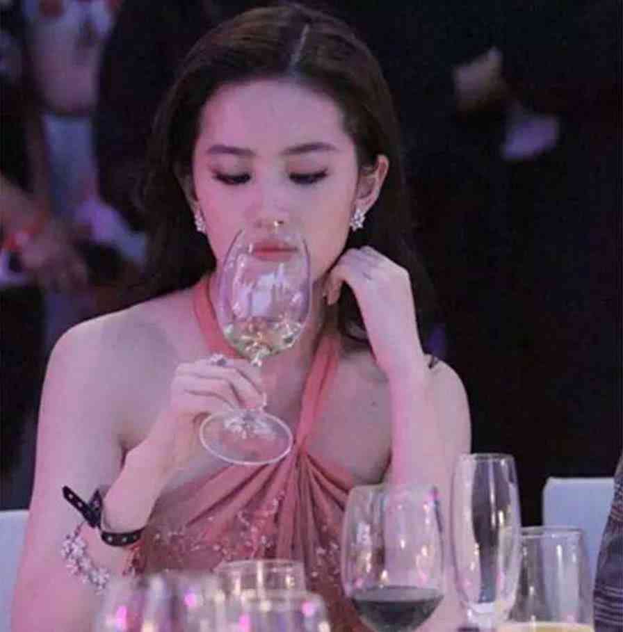 醉酒后丑态百出的女星,林志玲被众人围观,她太奔放