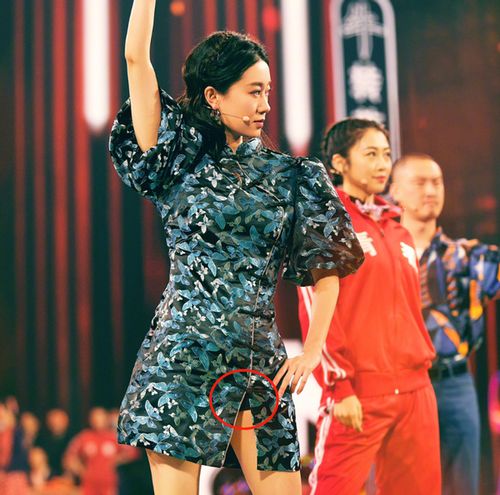 张小斐穿三千旗袍上春晚,舞姿不慎露出打底裤,一双长腿又细又白