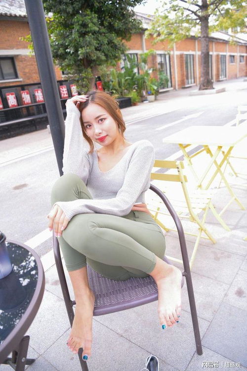 街拍绿色紧身蜜桃裤长腿美女,还有点休闲甜美的风格