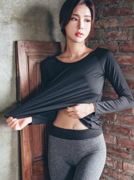 路人街拍时髦新潮的美女,拥有迷人曲线,真漂亮
