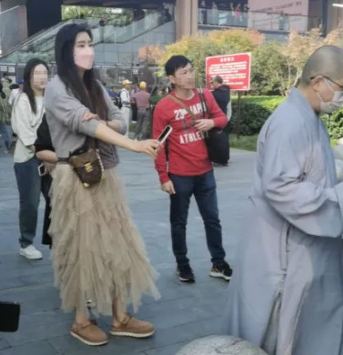 王祖贤最新生图好松弛,浓眉白皮发量浓密,身形圆润撞脸斯琴高娃
