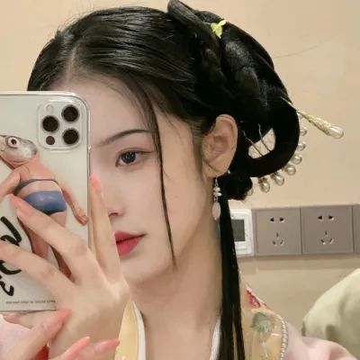 女生头像温馨提醒频繁聊天会产生恋爱的错觉.