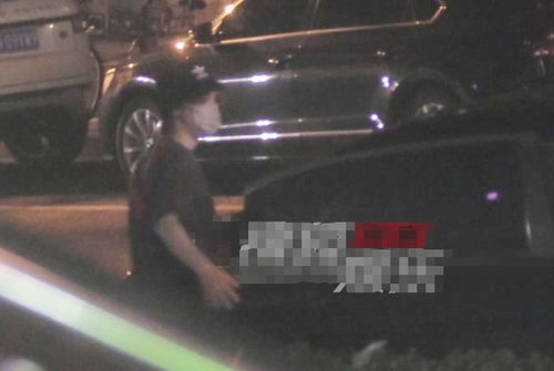 鹿晗深夜会友戴渔夫帽扮潮男,走路含胸驼背,未见女友关晓彤陪伴