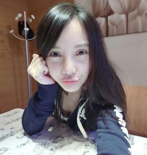 李小璐晒嘟嘴卖萌照网友双眼皮是整坏了吧