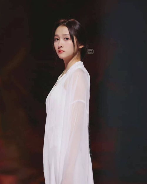 被关晓彤美到了民国女学生造型气质动人,24岁眉眼如画好漂亮