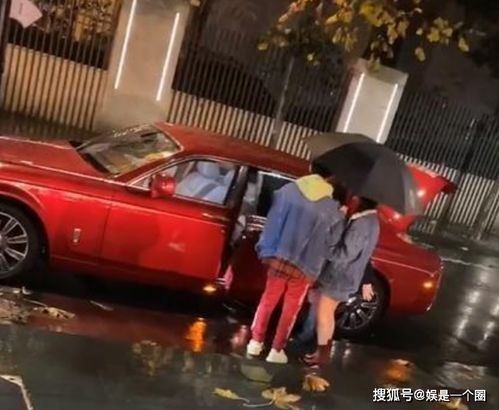 王思聪情侣装约会女友,体贴的为女友打伞,女方被网友赞颜值很高