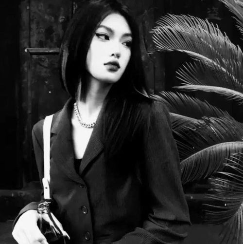高级质感黑白女生头像