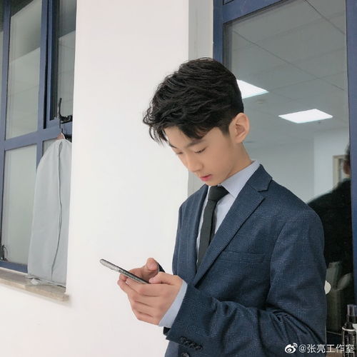 组图张亮工作室分享张悦轩近照13岁天天穿西装成熟帅气