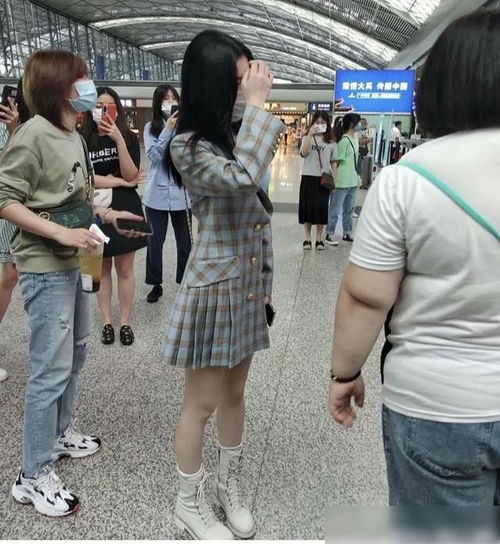 路人手机下女星的真实生图,娜扎白到发光,杨颖最美,鞠婧祎尴尬