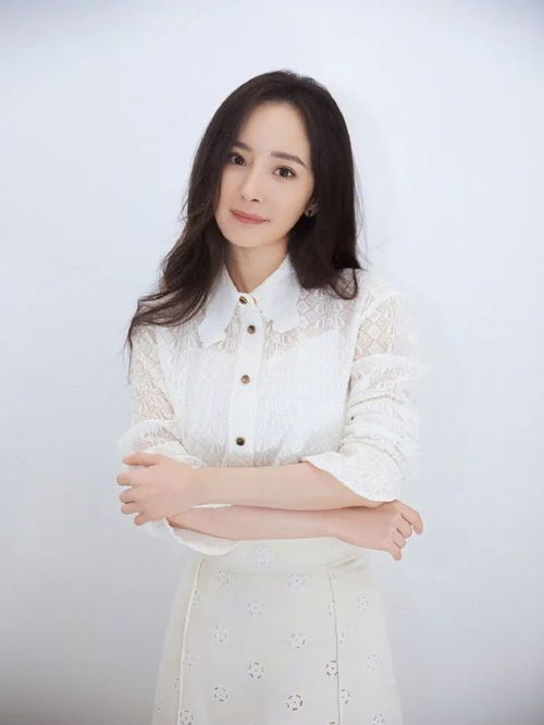 杨幂这哪像是34岁的样子穿针织衫配牛仔裤,说18岁都有人信