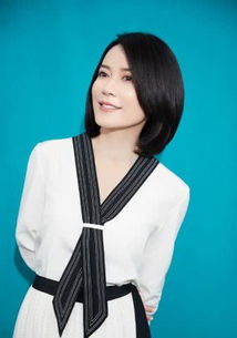 俞飞鸿真的很会穿,v领衬衫配半身裙,48岁美成18岁女学生