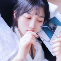 所有的好事不是不来而是在等红绿灯阳光好看清新女生头像