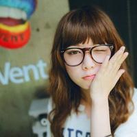 谁能帮我找到一个女生戴黑眼镜斜着眼的qq头像