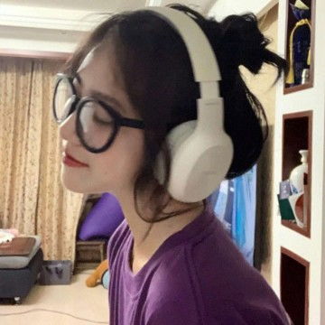 戴黑色眼框眼镜的女孩真人头像超气质网红美女