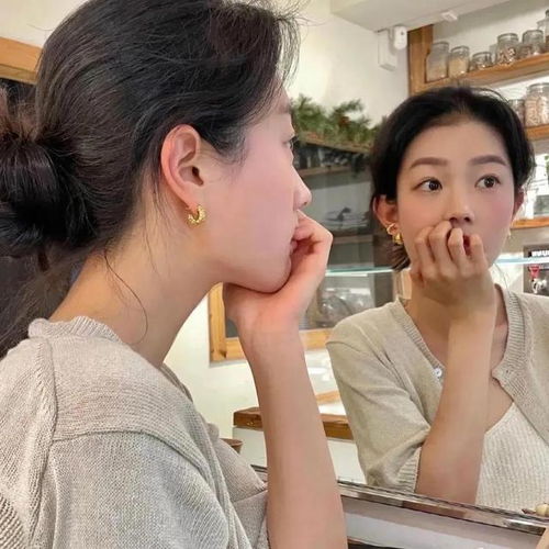 女生头像风停在窗边,嘱咐我要热爱这个世界