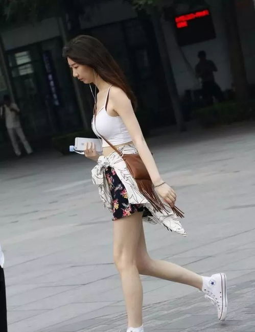 美女的穿着真是动感十足,成熟中带着一丝妖艳