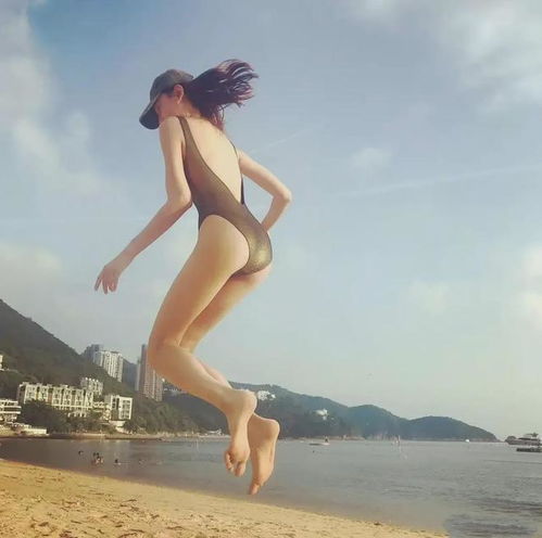 张蓝心在沙滩游玩的情景,这大长腿身材绝了,是个女人都会羡慕吧
