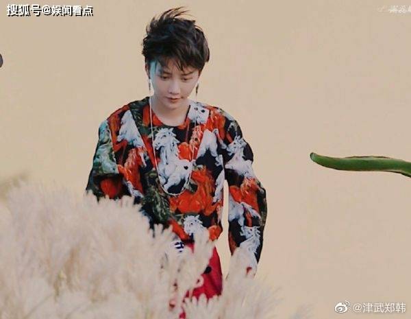 刘雨昕时尚大片曝光,少女感十足笑容甜美,侧脸颜值绝了