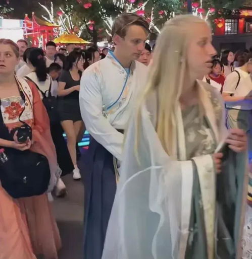 继东北早市沦陷后,三亚已失守,外国美女穿比基尼大秀性感身材