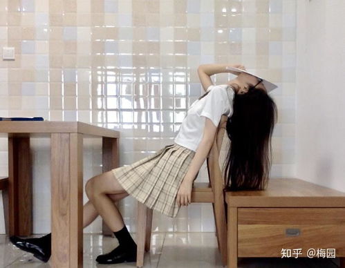 为什么网络上大部分穿jk和lo服的女孩子照片手机长脸上了,或者是没有头