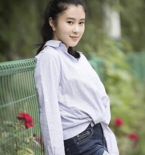 杨子18岁女儿晒自拍,颜值不输后妈黄圣依,高调晒豪车被嘲炫富