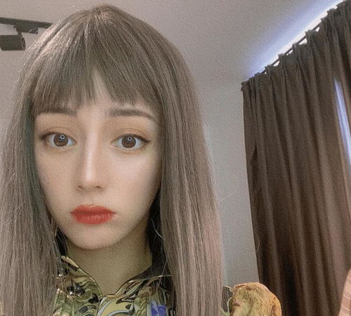 迪丽热巴又晒自拍,二次元刘海少女感十足,我却在关注她的双眼皮
