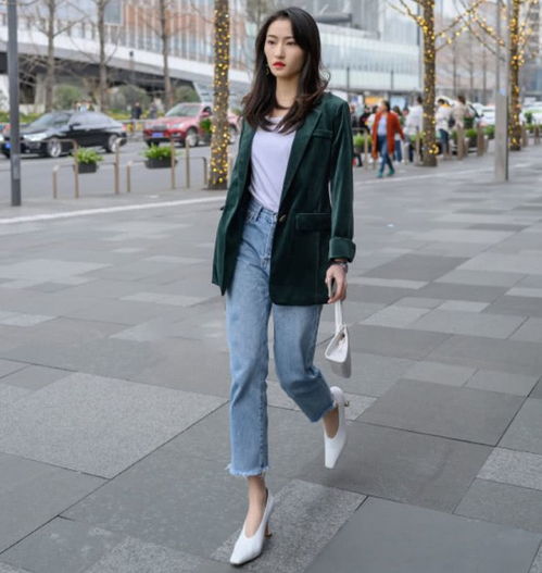 阿姨比年轻人还会穿,外衣搭牛仔裤似少女,还记得自己多少岁吗