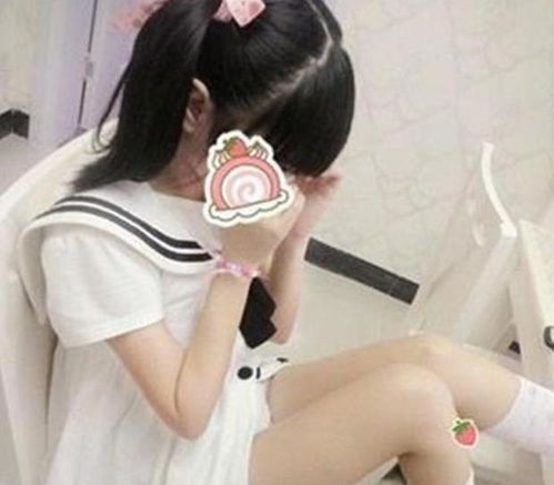 网红女孩发私人照,姿态妩媚,网友太早熟了,00后的世界看不懂