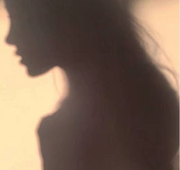 那女孩还爱他