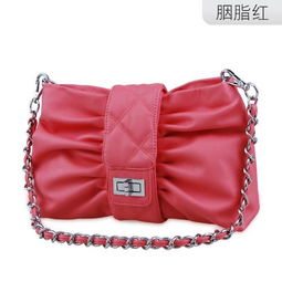 买什么样的包包适合带点可爱的女生可又能有些成熟质地的感觉