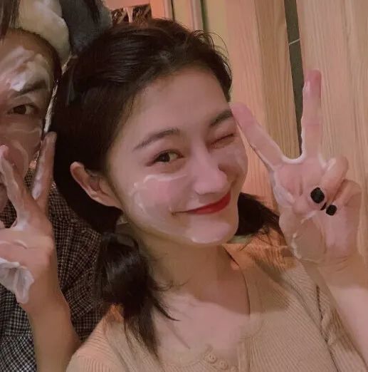 真人情头女孩总想着用离开来证明自己是否被肯定