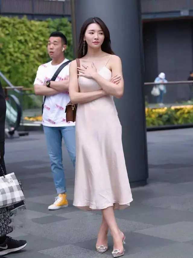 海风吊带裙,飘逸的感觉充满活力,让美丽与可爱变成现实