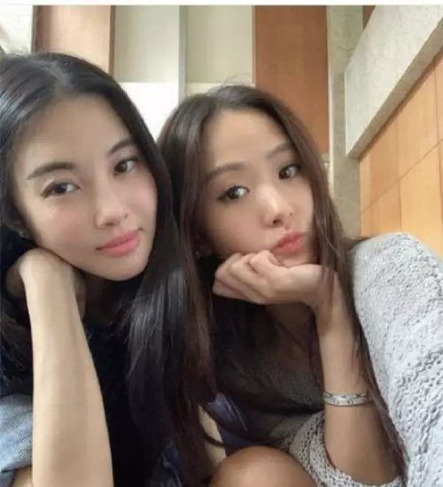她13岁追富豪丈夫,21岁嫁入豪门,如今41岁和丈夫合照像父女