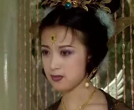 45岁女神金巧巧携女儿亮相,女儿剃寸头像个假小子,她仍风韵犹存