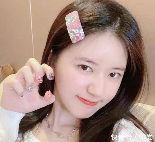 赵露思我关滤镜了,蒋依依我关美颜了,而她我直接卸妆了