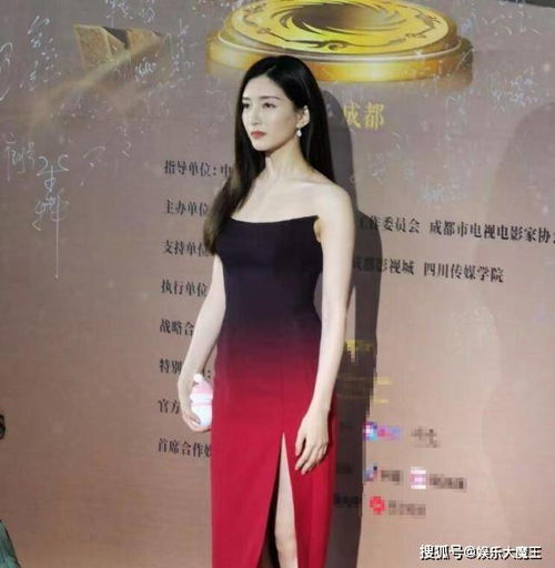 江疏影大冷天穿露肩高叉裙走红毯上演美丽冻人,手拿暖手宝太不容易